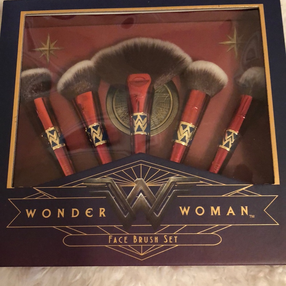 Luxie Wonder Woman Face Brush Set